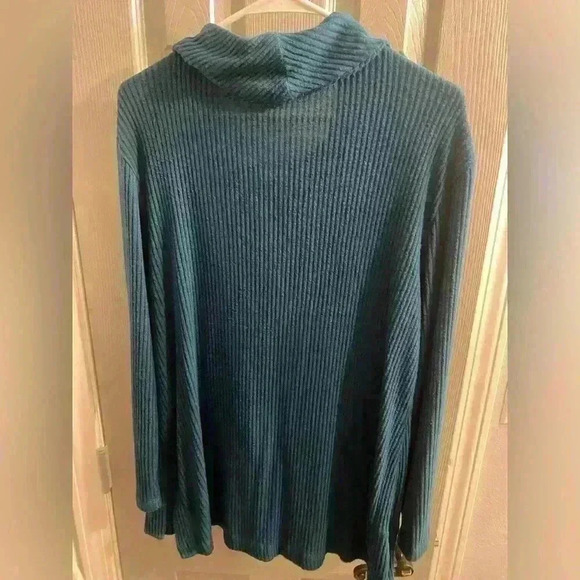Chicos Zenergy Women’s Teal Loose Cowl Neck ribbed top with slits on sides - Picture 4 of 7